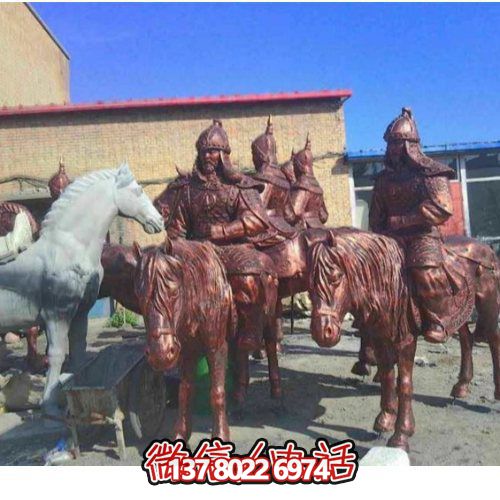 巨型騎士馬銅雕塑，點綴景區廣場