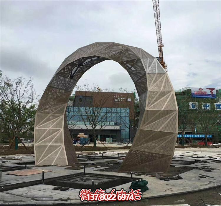 不銹鋼網(wǎng)格拱門雕塑，點(diǎn)綴廣場(chǎng)