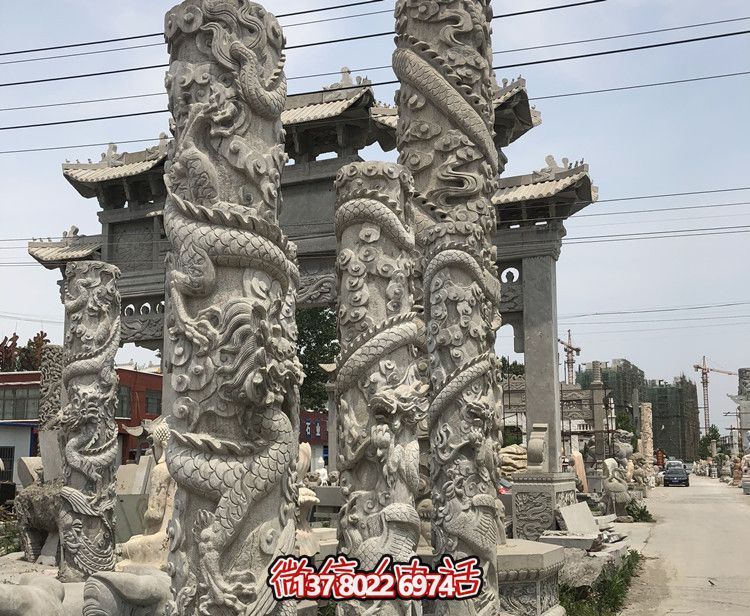 精美石雕龍柱擺件，為寺院景觀增添華麗風采