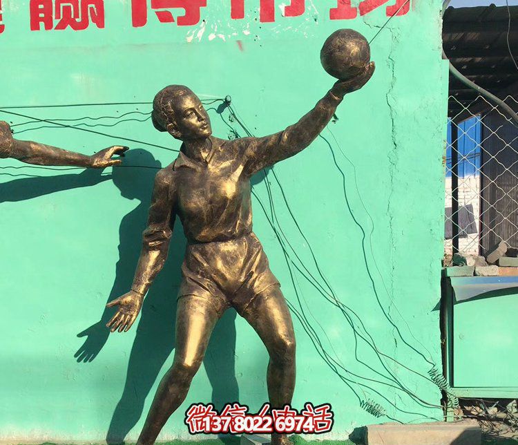 大型玻璃鋼排球學生雕塑，為廣場增添活力