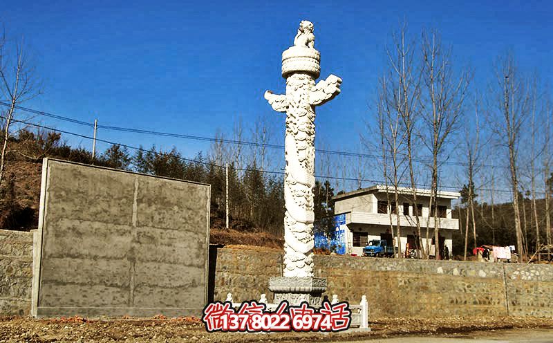 漢白玉華表雕塑，點(diǎn)綴農(nóng)村廣場(chǎng)