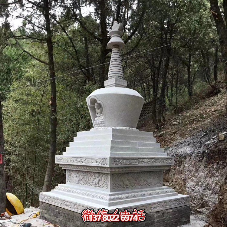 古老漢白玉石雕舍利塔，紀(jì)念古代寺廟的傳統(tǒng)藝術(shù)