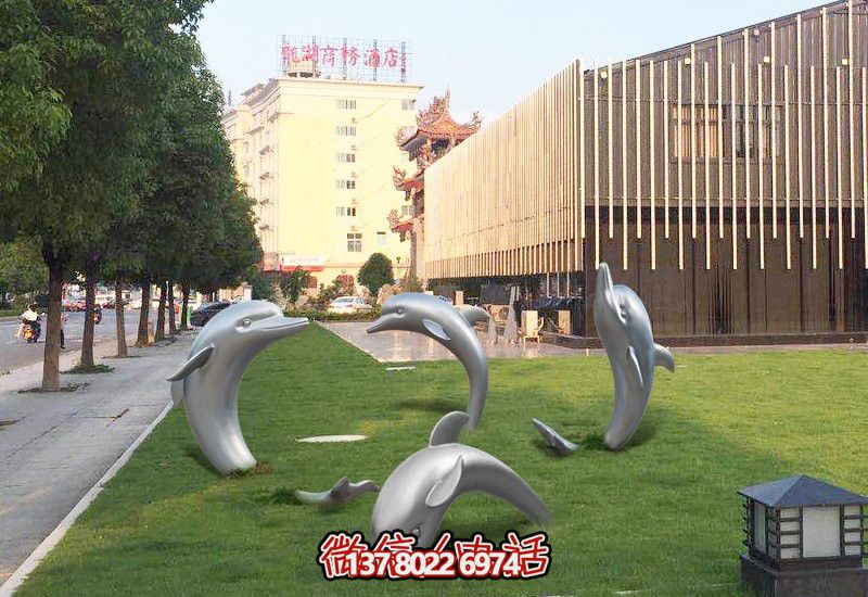 不銹鋼海豚形象雕塑，給草坪增添獨(dú)特姿態(tài)