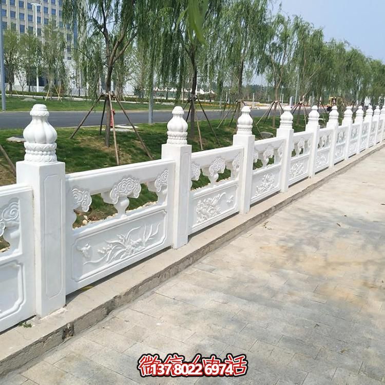 經典石雕精美欄桿，增添校園美麗
