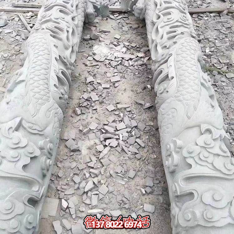 大型石雕龍柱，點綴園林景觀