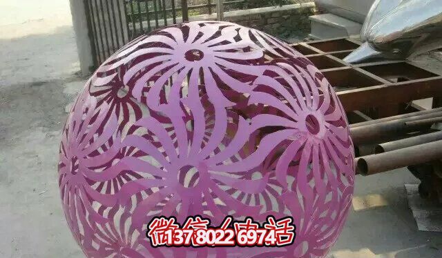紫色不銹鋼鏤空球雕塑，為花園增添精彩