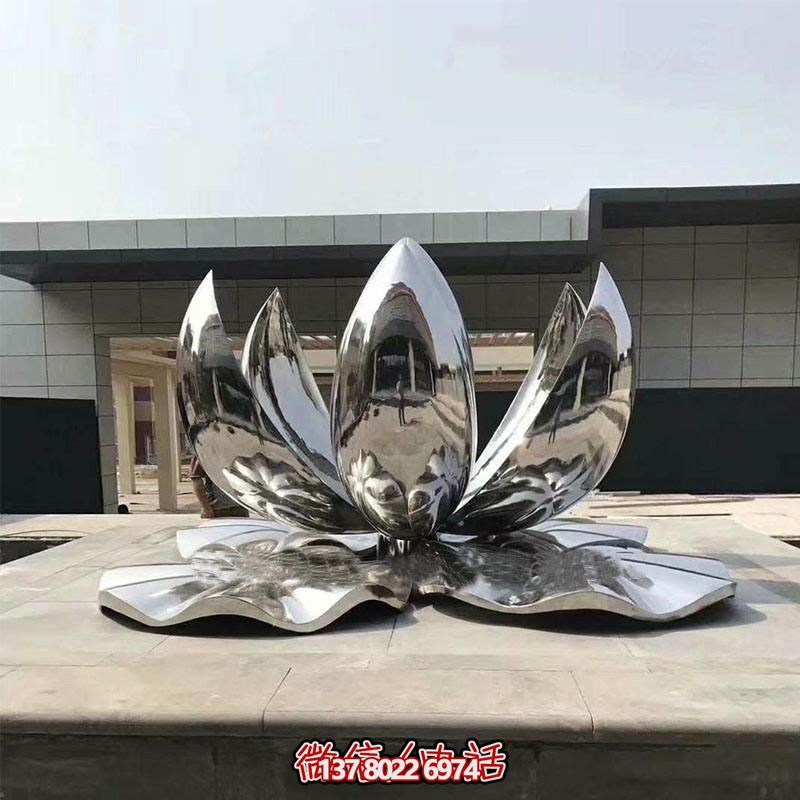 大型不銹鋼蓮花雕塑，鏡面反射景觀