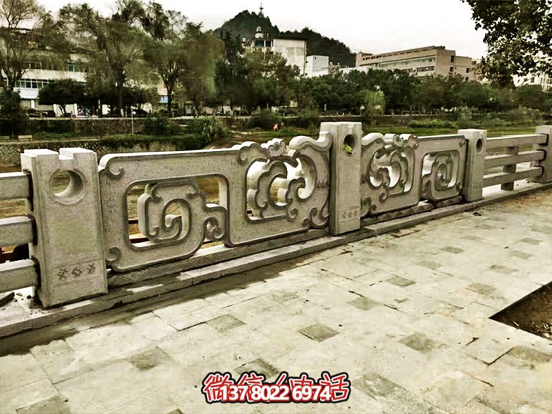 大理石石欄桿鏤空雕塑，讓湖邊的裝飾更加完美