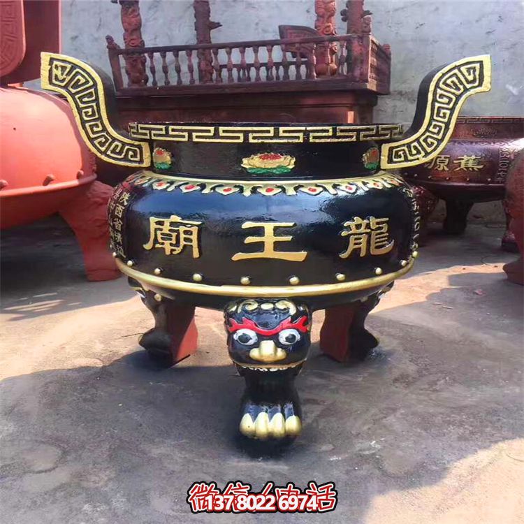 精美彩繪金漆圓形香爐，為寺廟添彩