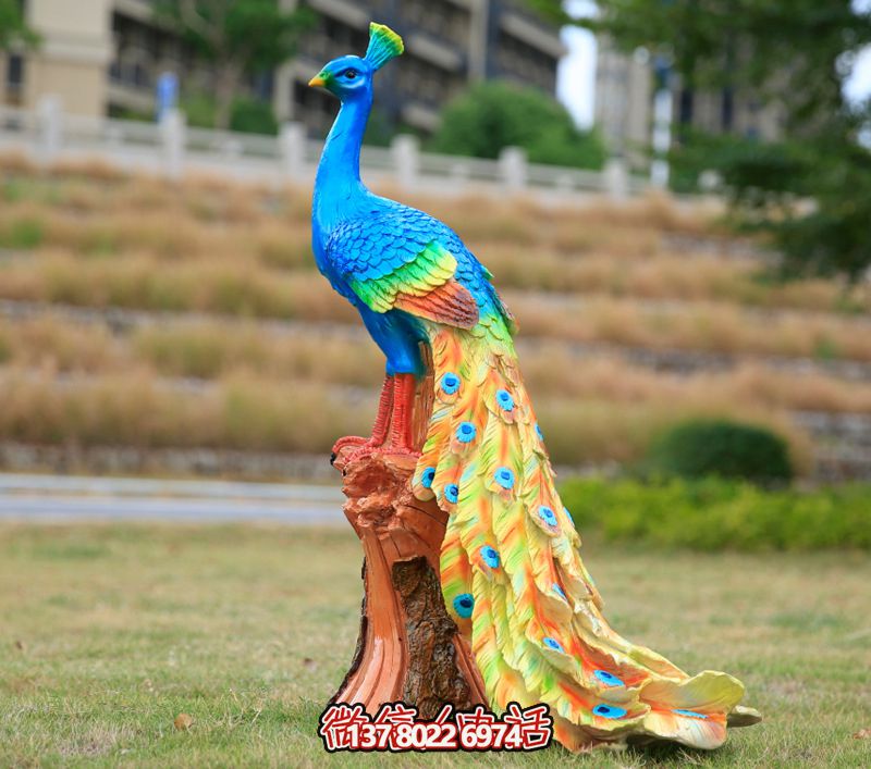 玻璃鋼孔雀雕塑，點綴公園草坪