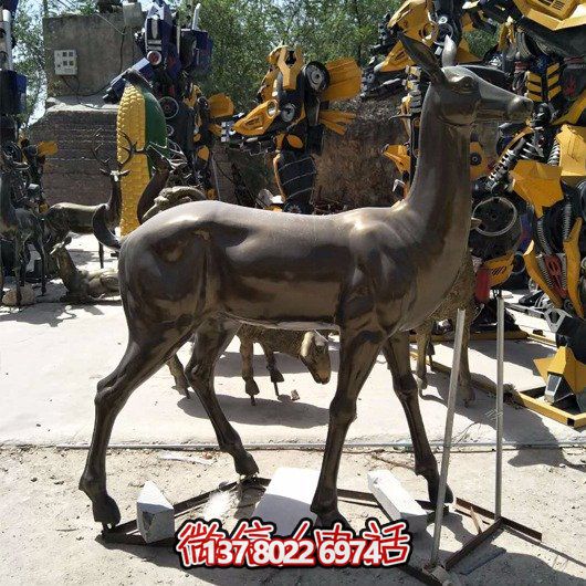精美雕塑鹿，點綴園林景觀，增添藝術氣息
