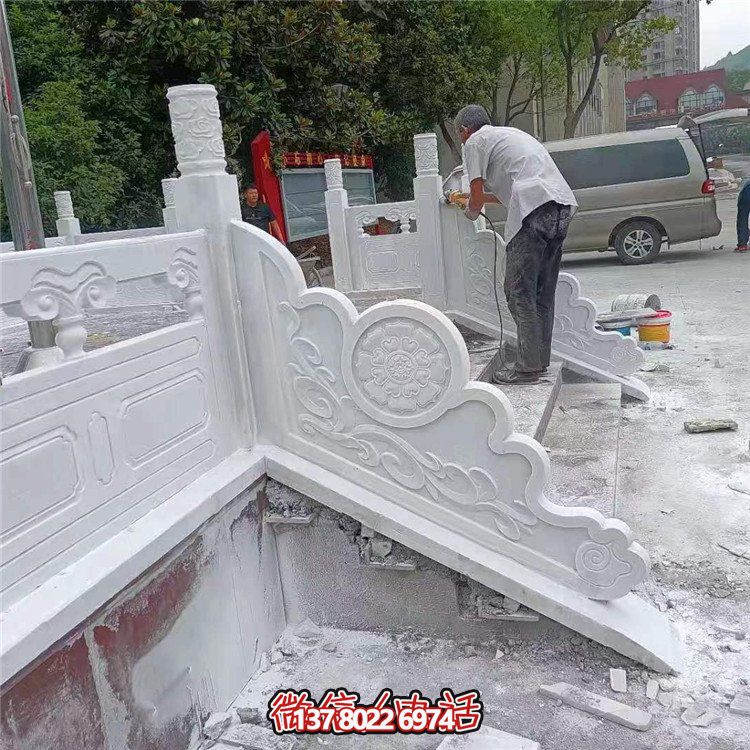 漢白玉旗臺欄板欄桿安裝，細節打磨處理